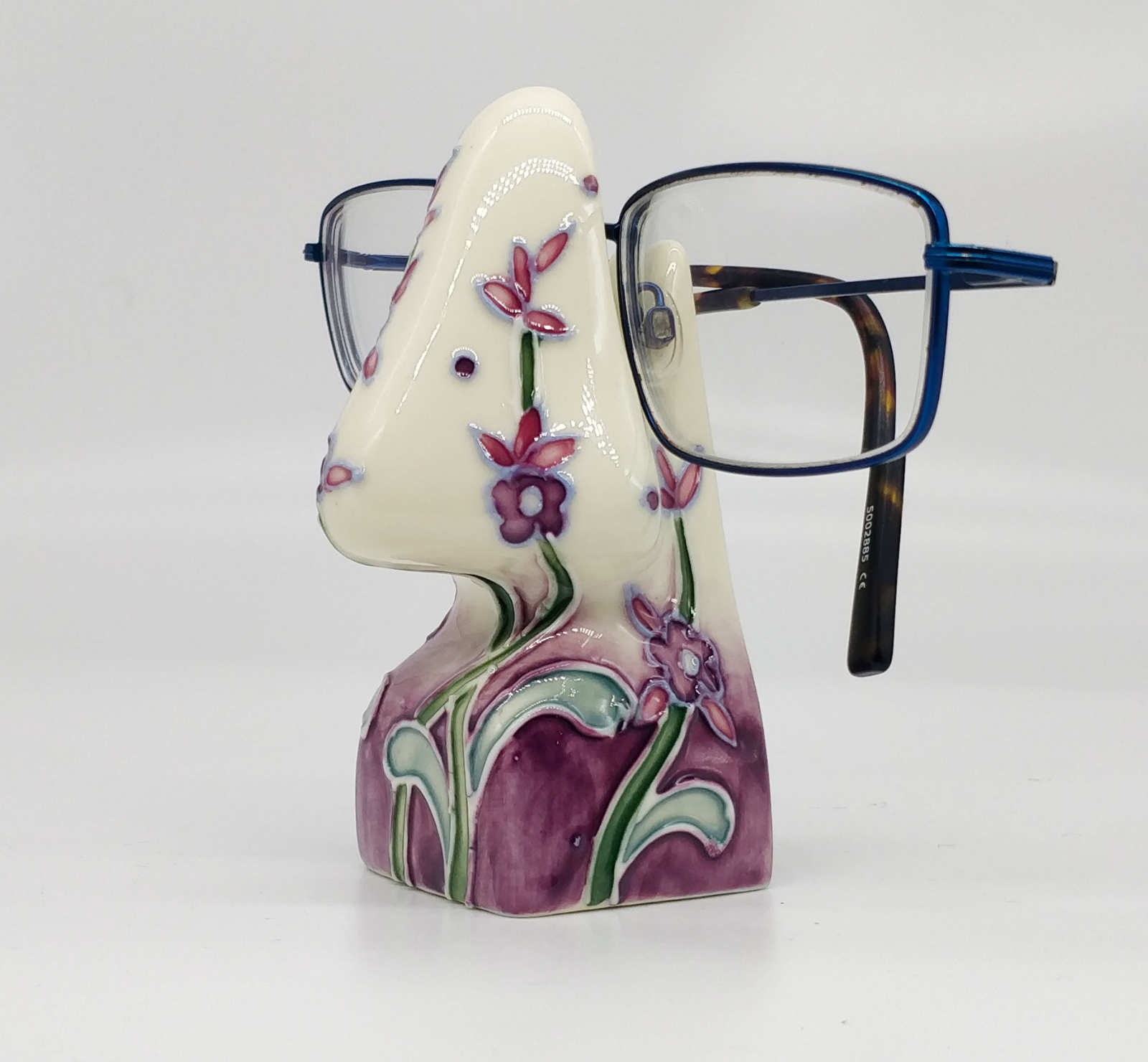 side view of the glasses stand with purple flowers covering